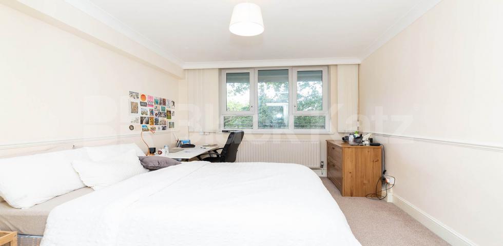 			PERFECT FOR 3 SHARERS!, 3 Bedroom, 1 bath, 1 reception Flat			 King Square, CLERKENWELL
